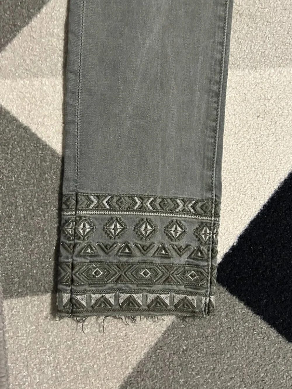 DRIFTWOOD Olive Aztec Embroidered Hem Skinny Ankle Jeans Women's Size 26 - Picture 5 of 11